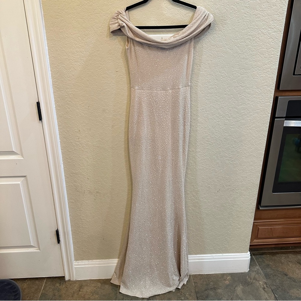 Windsor Medium Champagne Gold Glitter Off The Shoulder Evening Formal Gown Dress - Picture 3 of 7